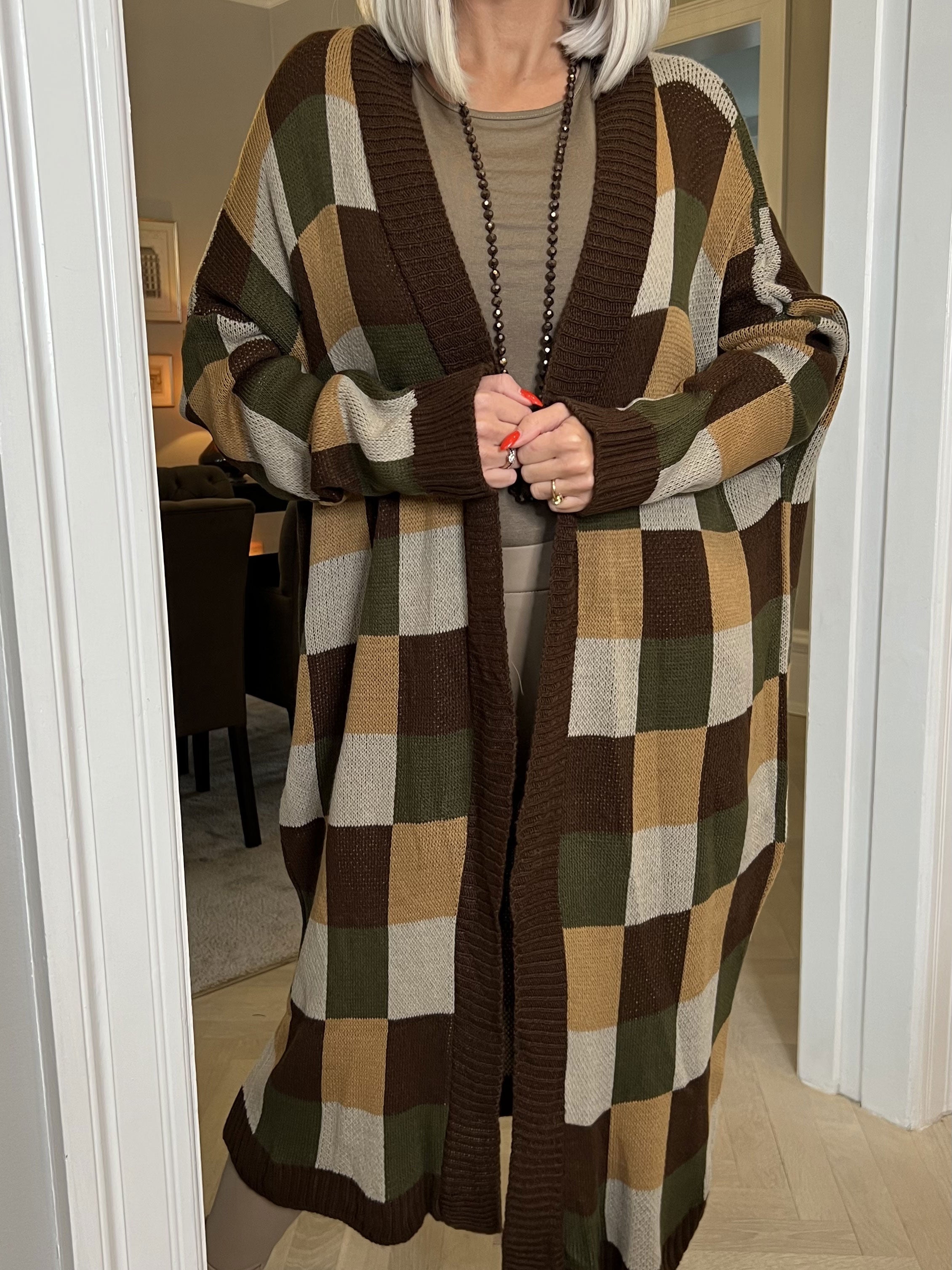 Nanami - Lång stickad kofta i flerfärgad rutig färg